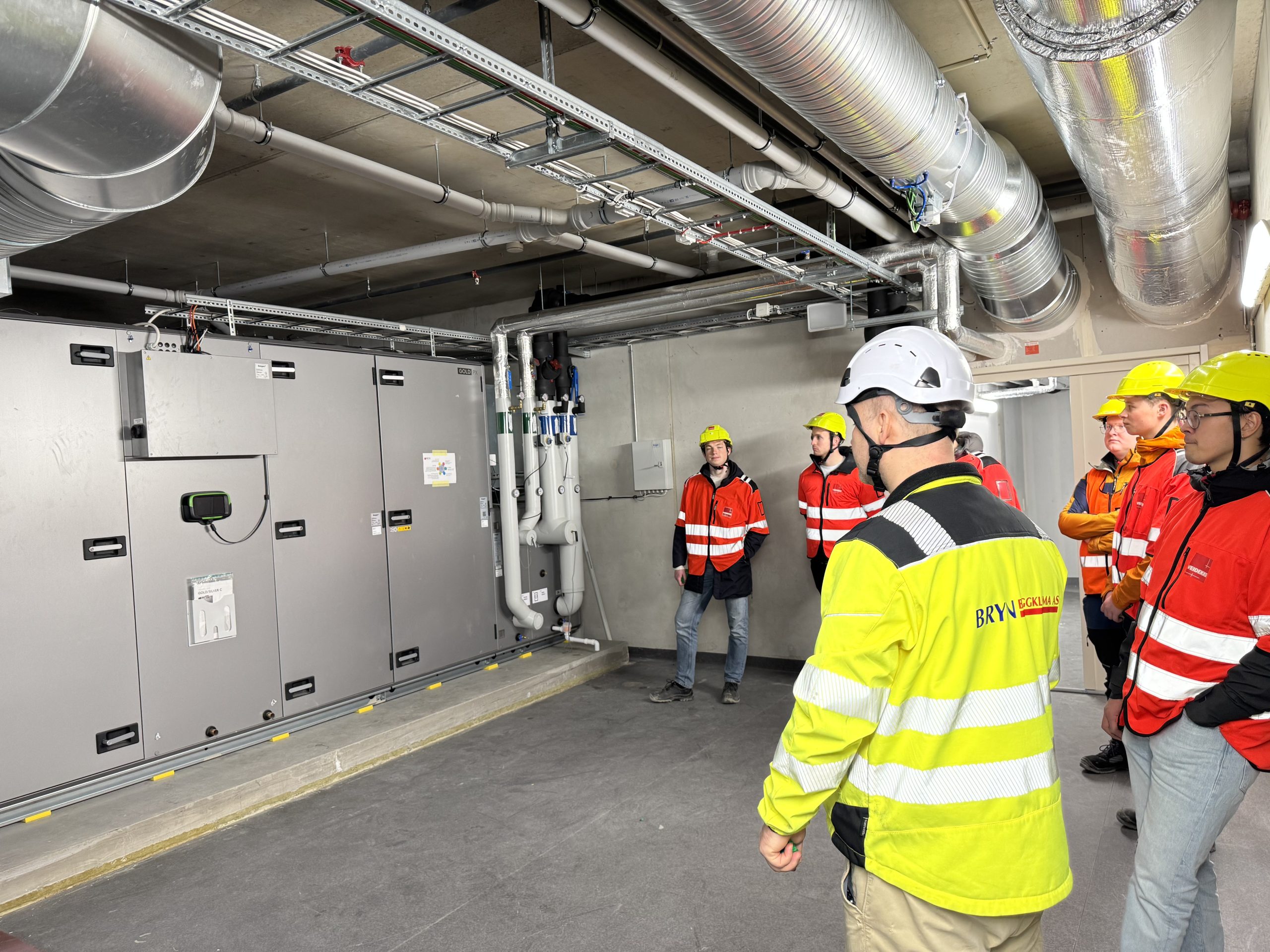 Befaring med studenter i teknisk rom med ventilasjonsanlegg